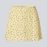 Mininederdel med blomsterprint. AlyssaMD Print Skirt er designet med elastikbånd og blondekant i taljen og har et let A-formet snit. En feminin og let nederdel, perfekt til sommerlige og elegante looks.