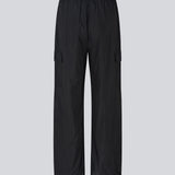 Sorte bukser i genvundet nylon. AmayaMD pants har høj talje og lige ben med justerbar elastik forneden. Beklædt elastik i taljen og to store lommer på benene.  Se også vores TrentMD pants, som er lavet på samme model som AmayaMD pants, dog i en kraftigere kvalitet. Perfekt til efterår og vinter.