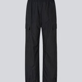 Sorte bukser i genvundet nylon. AmayaMD pants har høj talje og lige ben med justerbar elastik forneden. Beklædt elastik i taljen og to store lommer på benene.  Se også vores TrentMD pants, som er lavet på samme model som AmayaMD pants, dog i en kraftigere kvalitet. Perfekt til efterår og vinter.
