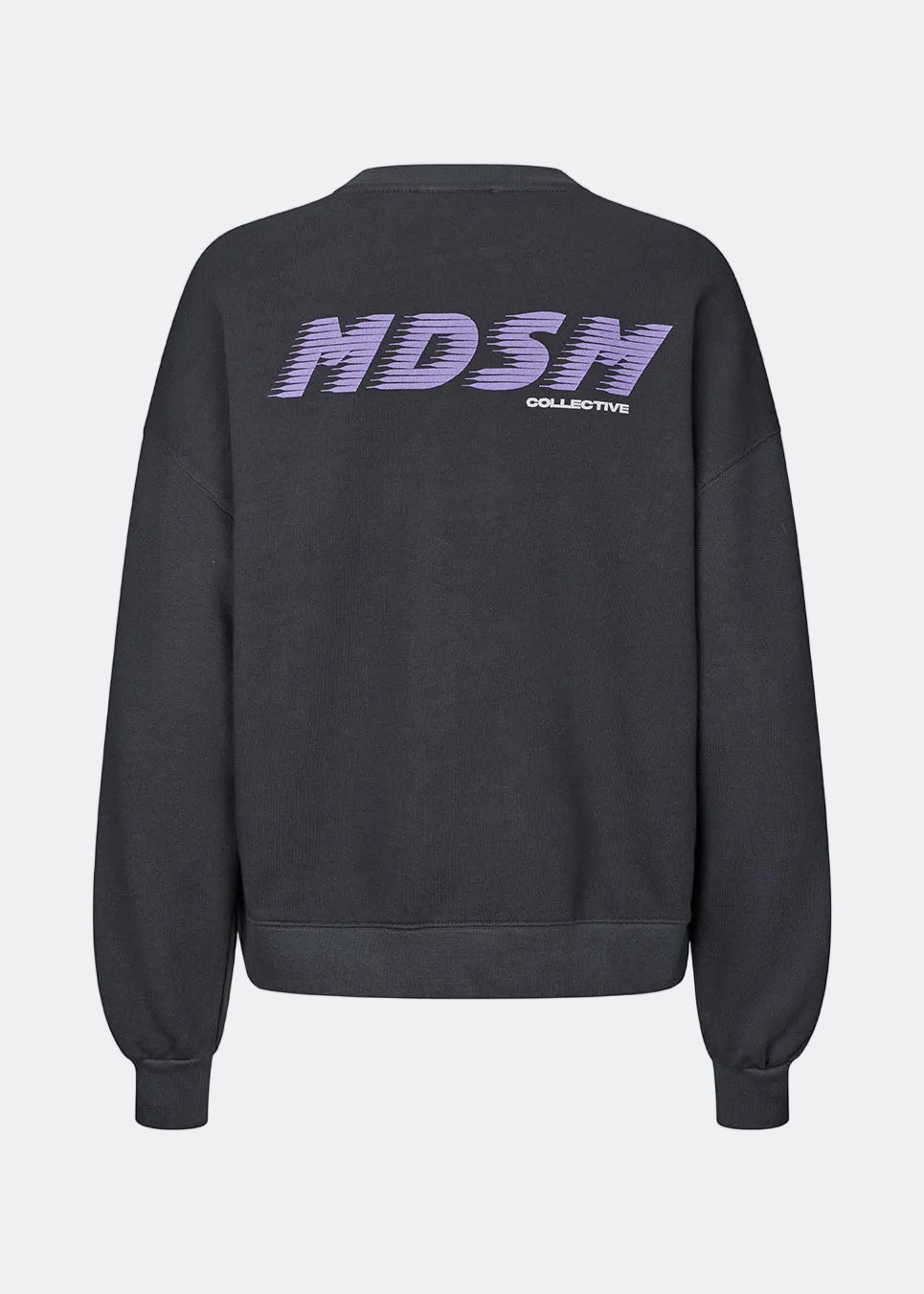Cool sweatshirt med ryglogo. AnetteMD Sweat har diskret brystlogo og er lavet i blød 100% økologisk bomuld med klassiske ribkanter. En komfortabel og stilfuld sweatshirt til moderne, casual hverdagslooks.