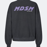 Cool sweatshirt med ryglogo. AnetteMD Sweat har diskret brystlogo og er lavet i blød 100% økologisk bomuld med klassiske ribkanter. En komfortabel og stilfuld sweatshirt til moderne, casual hverdagslooks.