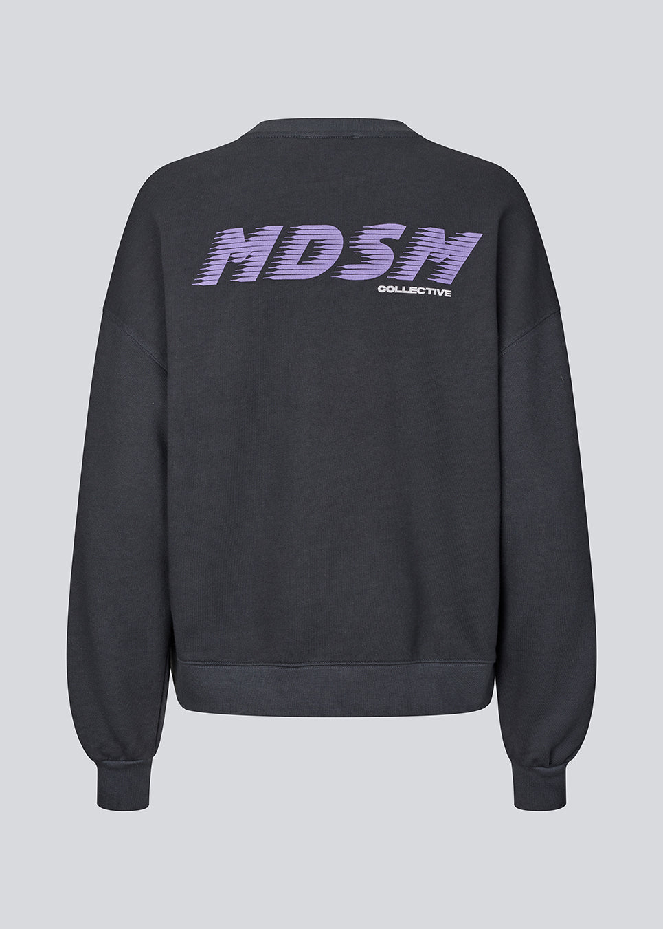 Cool sweatshirt med ryglogo. AnetteMD Sweat har diskret brystlogo og er lavet i blød 100% økologisk bomuld med klassiske ribkanter. En komfortabel og stilfuld sweatshirt til moderne, casual hverdagslooks.
