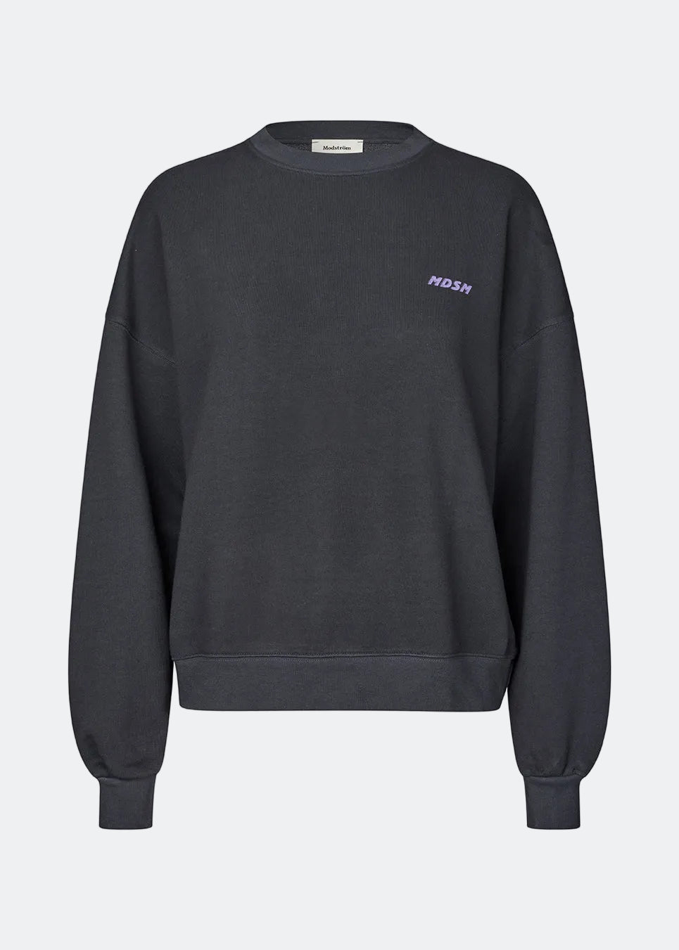 Cool sweatshirt med ryglogo. AnetteMD Sweat har diskret brystlogo og er lavet i blød 100% økologisk bomuld med klassiske ribkanter. En komfortabel og stilfuld sweatshirt til moderne, casual hverdagslooks.