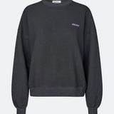 Cool sweatshirt med ryglogo. AnetteMD Sweat har diskret brystlogo og er lavet i blød 100% økologisk bomuld med klassiske ribkanter. En komfortabel og stilfuld sweatshirt til moderne, casual hverdagslooks.
