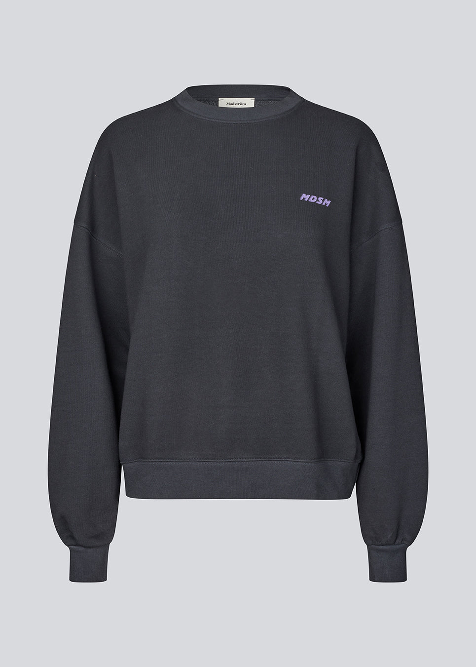 Cool sweatshirt med ryglogo. AnetteMD Sweat har diskret brystlogo og er lavet i blød 100% økologisk bomuld med klassiske ribkanter. En komfortabel og stilfuld sweatshirt til moderne, casual hverdagslooks.