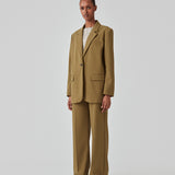 Oversized blazer i farven breen med blødt fald. AnkerMD blazer har krave og revers samt en knap foran. Forlommer med klap og brystlomme. Slids bagpå og ved ærmer. Med for.  Modellen er 177 cm og har en størrelse S/36 på. Style blazeren med matchende bukser i samme farve: AnkerMD pants.
