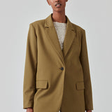 Oversized blazer i farven breen med blødt fald. AnkerMD blazer har krave og revers samt en knap foran. Forlommer med klap og brystlomme. Slids bagpå og ved ærmer. Med for.  Modellen er 177 cm og har en størrelse S/36 på. Style blazeren med matchende bukser i samme farve: AnkerMD pants.