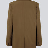 Oversized blazer i farven breen med blødt fald. AnkerMD blazer har krave og revers samt en knap foran. Forlommer med klap og brystlomme. Slids bagpå og ved ærmer. Med for.  Modellen er 177 cm og har en størrelse S/36 på. Style blazeren med matchende bukser i samme farve: AnkerMD pants.