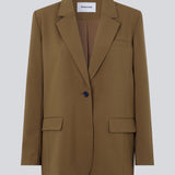 Oversized blazer i farven breen med blødt fald. AnkerMD blazer har krave og revers samt en knap foran. Forlommer med klap og brystlomme. Slids bagpå og ved ærmer. Med for.  Modellen er 177 cm og har en størrelse S/36 på. Style blazeren med matchende bukser i samme farve: AnkerMD pants.