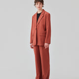 Oversized blazer i farven maple med blødt fald. AnkerMD blazer har krave og revers samt en knap foran. Forlommer med klap og brystlomme. Slids bagpå og ved ærmer. Med for.