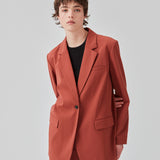Oversized blazer i farven maple med blødt fald. AnkerMD blazer har krave og revers samt en knap foran. Forlommer med klap og brystlomme. Slids bagpå og ved ærmer. Med for.