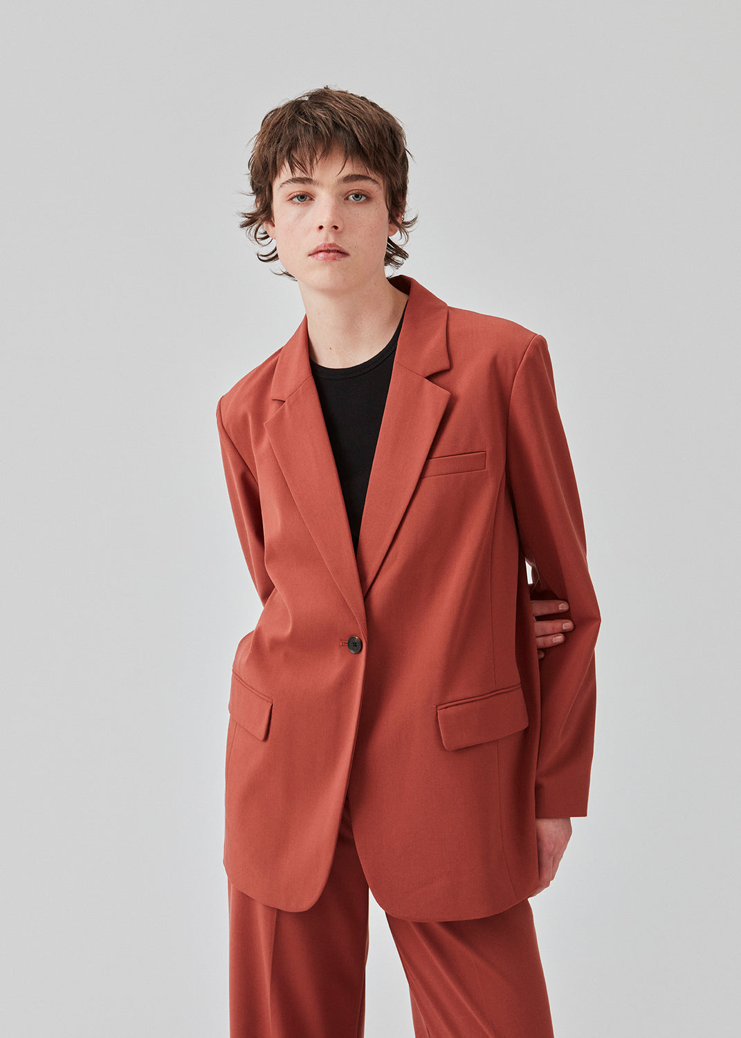 Oversized blazer i farven maple med blødt fald. AnkerMD blazer har krave og revers samt en knap foran. Forlommer med klap og brystlomme. Slids bagpå og ved ærmer. Med for.