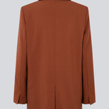 Oversized blazer i farven maple med blødt fald. AnkerMD blazer har krave og revers samt en knap foran. Forlommer med klap og brystlomme. Slids bagpå og ved ærmer. Med for.