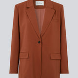 Oversized blazer i farven maple med blødt fald. AnkerMD blazer har krave og revers samt en knap foran. Forlommer med klap og brystlomme. Slids bagpå og ved ærmer. Med for.