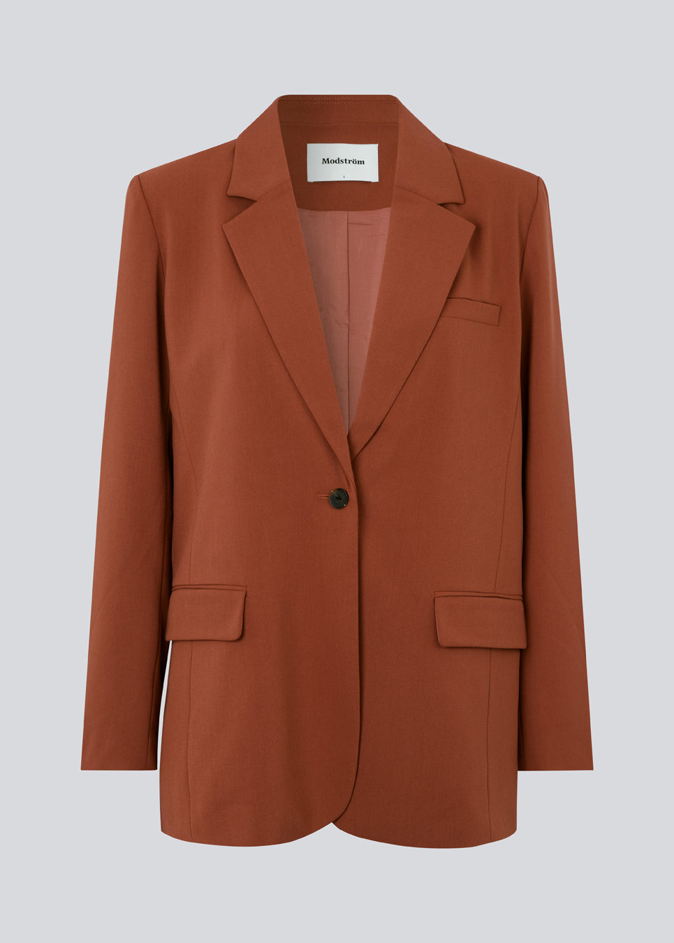 Oversized blazer i farven maple med blødt fald. AnkerMD blazer har krave og revers samt en knap foran. Forlommer med klap og brystlomme. Slids bagpå og ved ærmer. Med for.