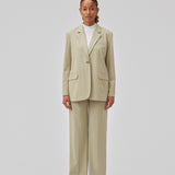 Oversized blazer i spray green med blødt fald. AnkerMD blazer har krave og revers samt en knap foran. Forlommer med klap og brystlomme. Slids bagpå og ved ærmer. Med for.  Shop matchende bukser: AnkerMD pants.