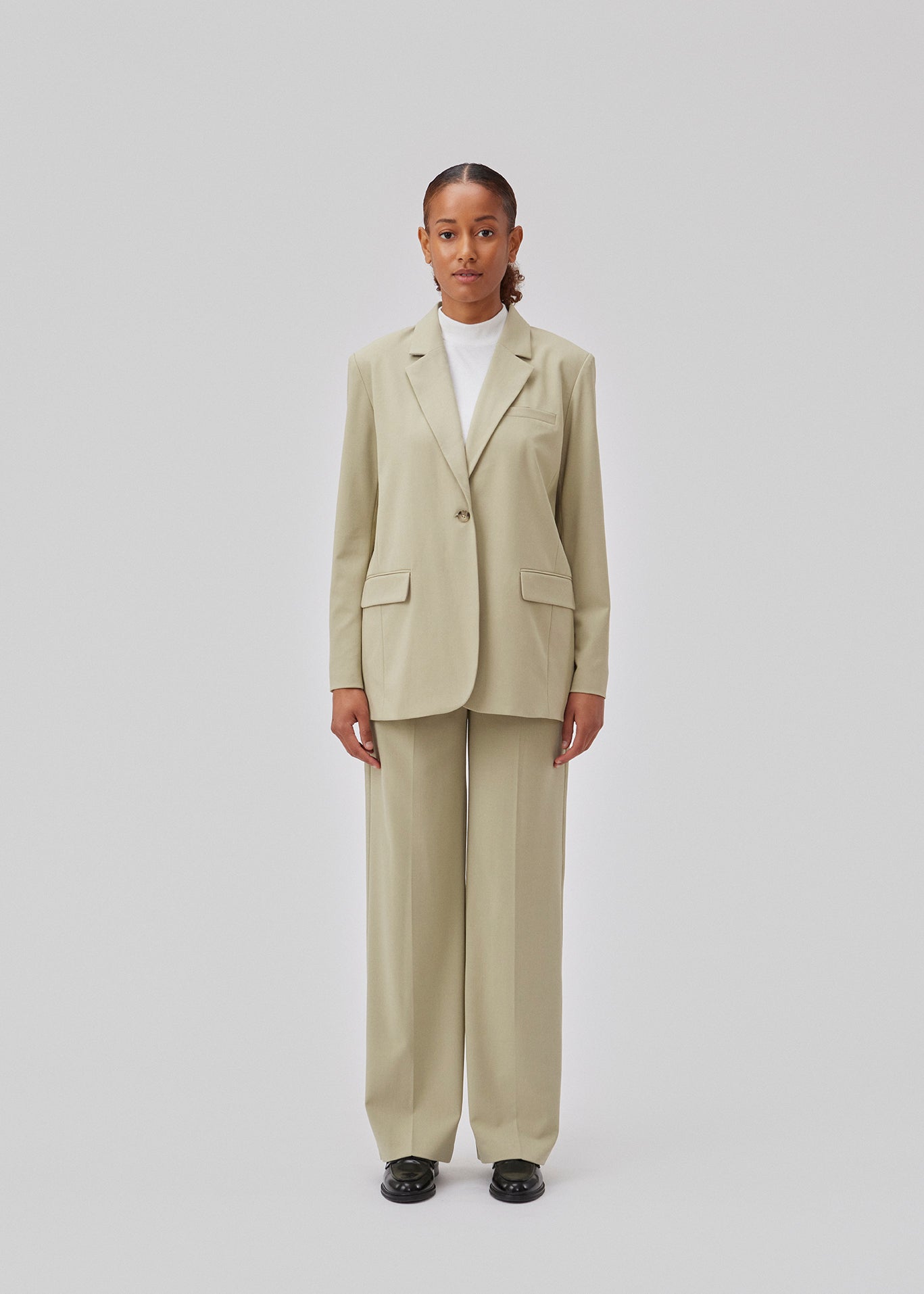 Oversized blazer i spray green med blødt fald. AnkerMD blazer har krave og revers samt en knap foran. Forlommer med klap og brystlomme. Slids bagpå og ved ærmer. Med for.  Shop matchende bukser: AnkerMD pants.