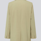Oversized blazer i spray green med blødt fald. AnkerMD blazer har krave og revers samt en knap foran. Forlommer med klap og brystlomme. Slids bagpå og ved ærmer. Med for.  Shop matchende bukser: AnkerMD pants.