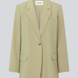 Oversized blazer i spray green med blødt fald. AnkerMD blazer har krave og revers samt en knap foran. Forlommer med klap og brystlomme. Slids bagpå og ved ærmer. Med for.  Shop matchende bukser: AnkerMD pants.