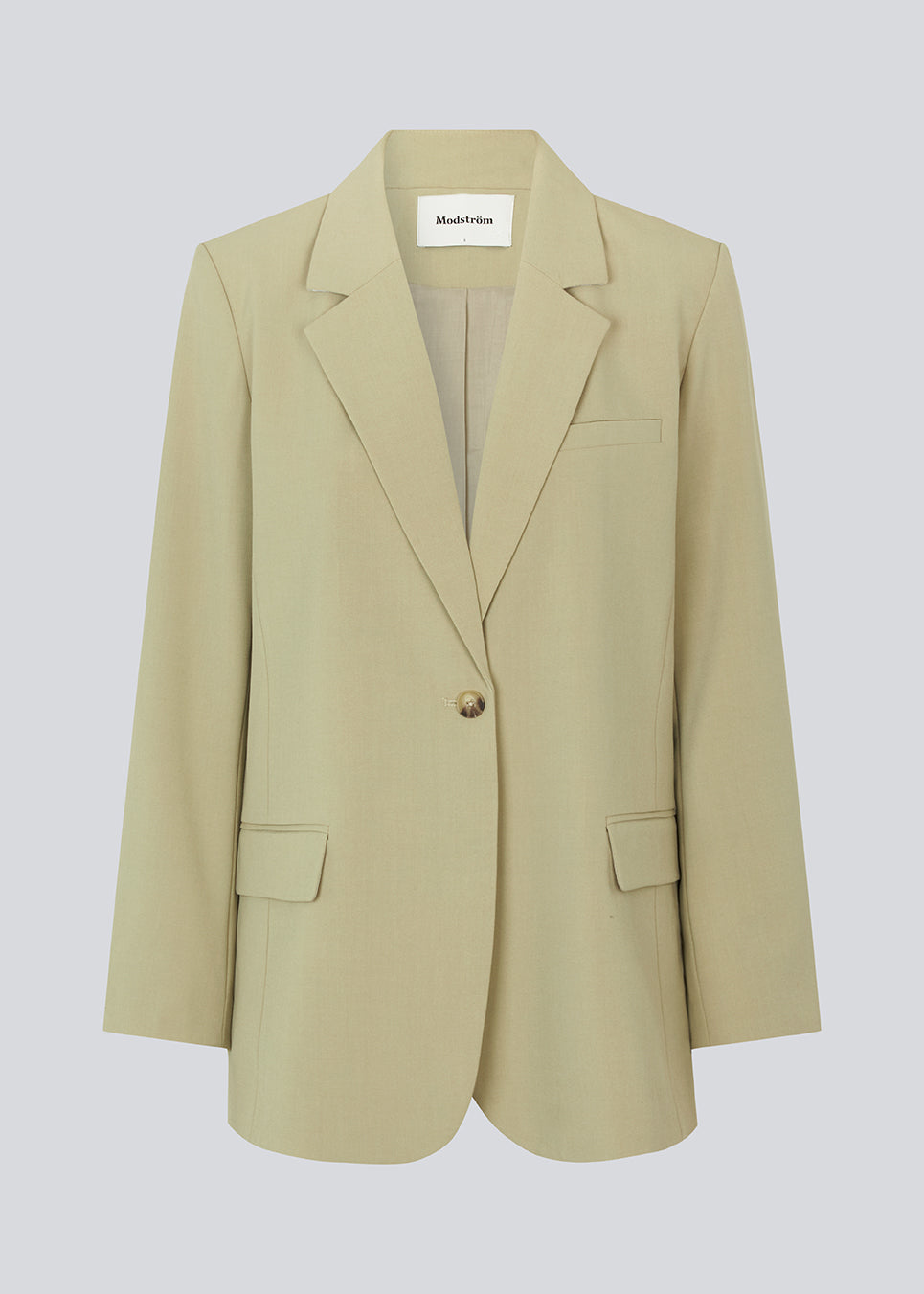 Oversized blazer i spray green med blødt fald. AnkerMD blazer har krave og revers samt en knap foran. Forlommer med klap og brystlomme. Slids bagpå og ved ærmer. Med for.  Shop matchende bukser: AnkerMD pants.