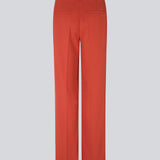 Røde bukser med brede ben og mellemhøj talje. AnkerMD pants har pressefolder, gylp med lynlås og knap, skrå sidelommer og paspolerede baglommer. Modellen er 177 cm og har en størrelse S/36 på.  Style bukserne med matchende blazer i samme farve: Gale blazer.