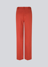Røde bukser med brede ben og mellemhøj talje. AnkerMD pants har pressefolder, gylp med lynlås og knap, skrå sidelommer og paspolerede baglommer. Modellen er 177 cm og har en størrelse S/36 på.  Style bukserne med matchende blazer i samme farve: Gale blazer.