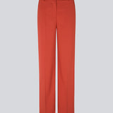 Røde bukser med brede ben og mellemhøj talje. AnkerMD pants har pressefolder, gylp med lynlås og knap, skrå sidelommer og paspolerede baglommer. Modellen er 177 cm og har en størrelse S/36 på.  Style bukserne med matchende blazer i samme farve: Gale blazer.