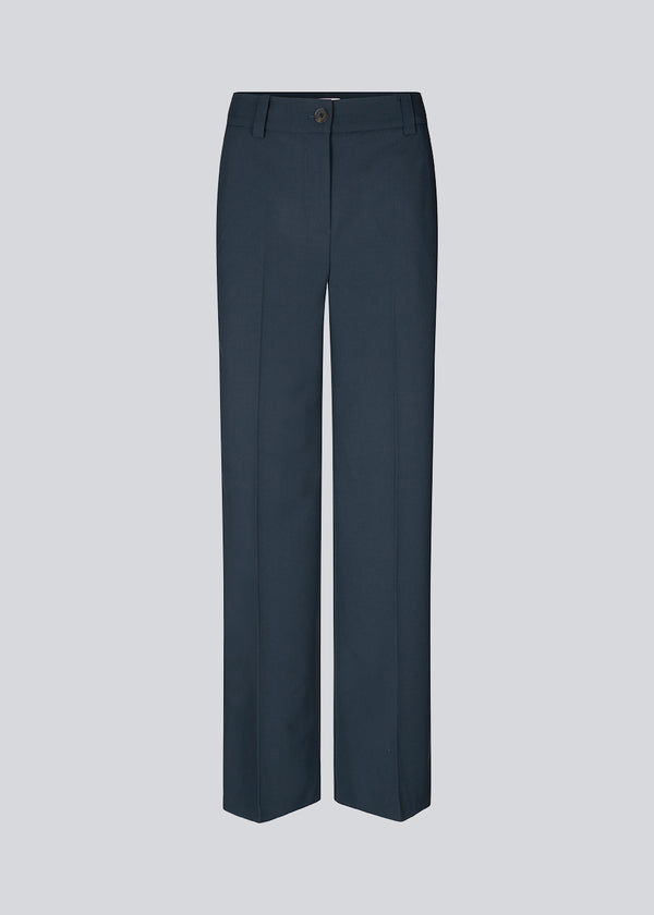 Bukser i mørkeblå med brede ben og mellemhøj talje. AnkerMD pants har pressefolder, gylp med lynlås og knap, skrå sidelommer og paspolerede baglommer.  Style bukserne med matchende blazer i samme farve: AnkerMD pants.