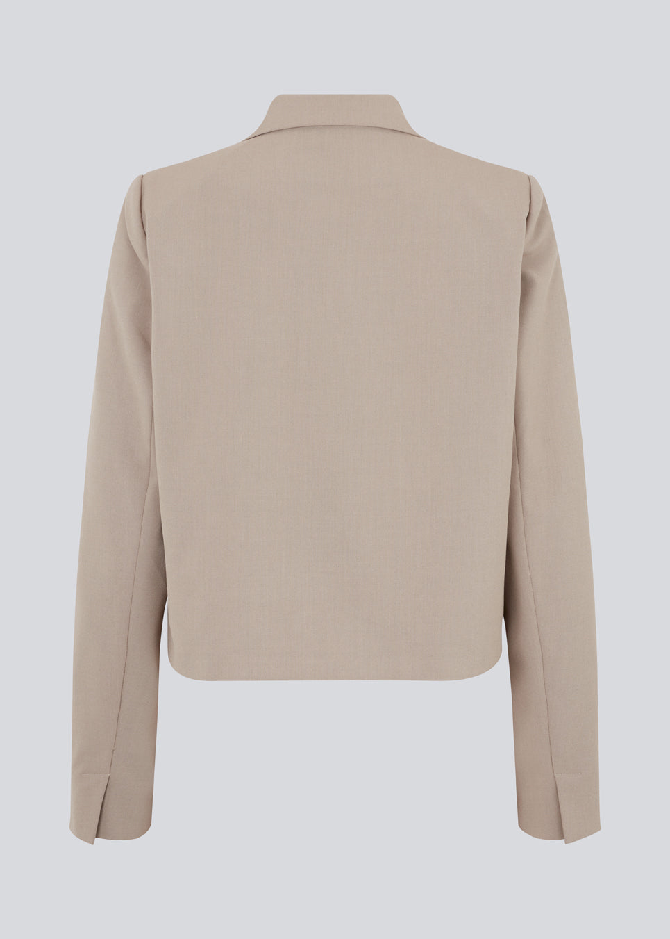 Kort, dobbeltraddet blazer med krave og spidsrevers i beige. AnkerMD short blazer har en lige pasform med to knapper og en dekorativ paspoleret brystlomme.