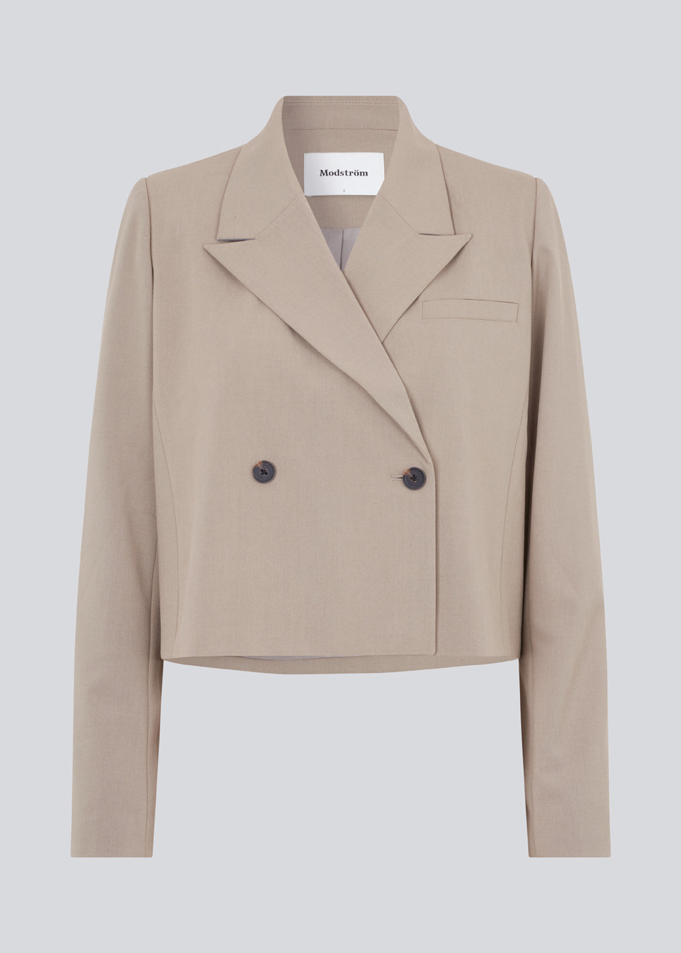 Kort, dobbeltraddet blazer med krave og spidsrevers i beige. AnkerMD short blazer har en lige pasform med to knapper og en dekorativ paspoleret brystlomme.