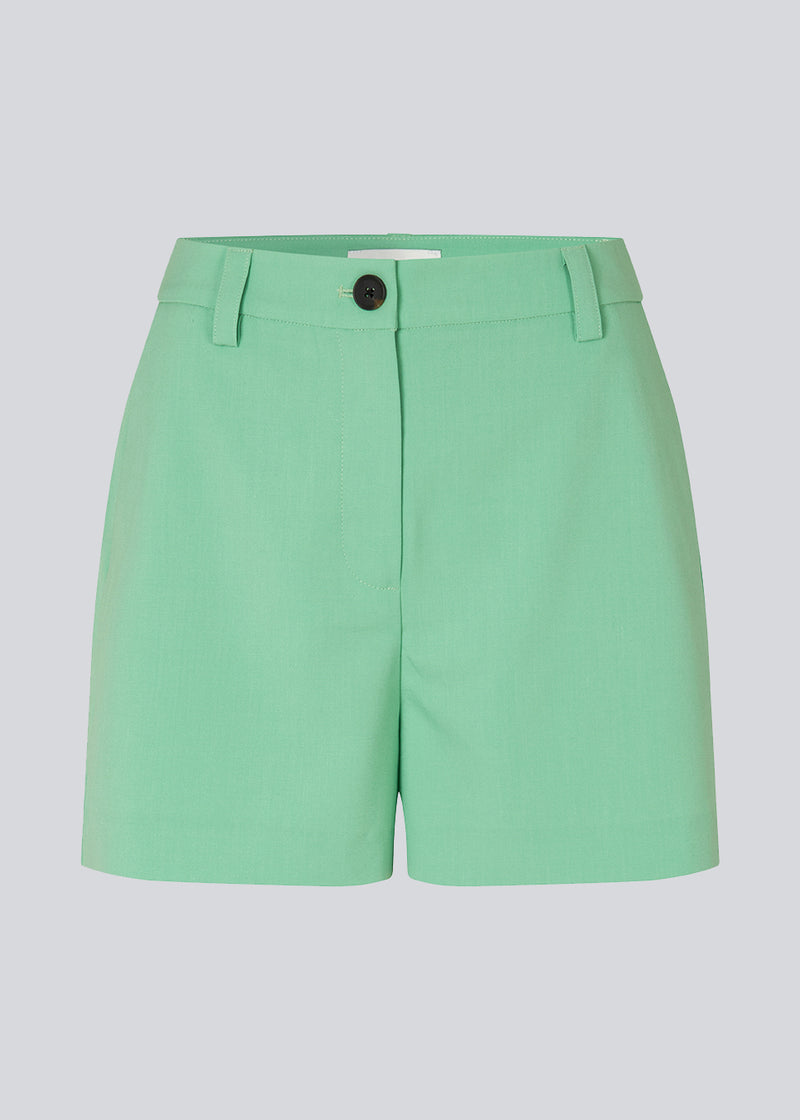 Shorts i grøn med brede ben og mellemhøj talje. AnkerMD shorts har pressefolder, gylp med lynlås og knap, skrå sidelommer og paspolerede baglommer. Style shorts med matchende blazer: AnkerMD blazer, i samme farve.