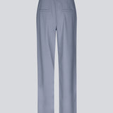 Bukser med afslappet pasform. AnkerMD wide pants har almindelig talje med læg foran og brede, lange ben. Dekorative paspolerede lommer bagpå og sidelommer.