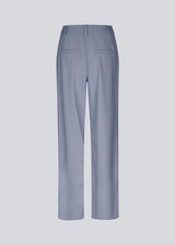 Bukser med afslappet pasform. AnkerMD wide pants har almindelig talje med læg foran og brede, lange ben. Dekorative paspolerede lommer bagpå og sidelommer.