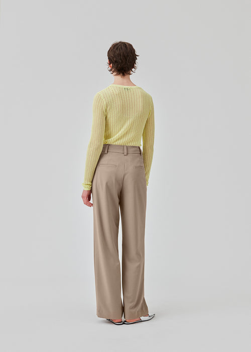 Bukser med afslappet pasform i den populære farve: Spring Stone. AnkerMD wide pants har almindelig talje med læg foran og brede, lange ben. Dekorative paspolerede lommer bagpå og sidelommer.