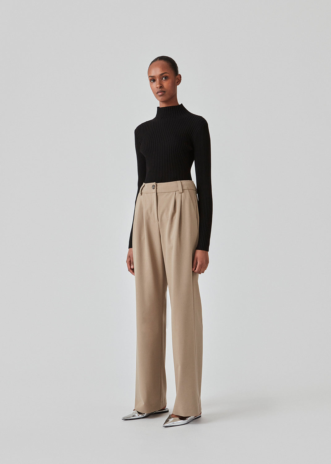 Bukser med afslappet pasform i den populære farve: Spring Stone. AnkerMD wide pants har almindelig talje med læg foran og brede, lange ben. Dekorative paspolerede lommer bagpå og sidelommer.