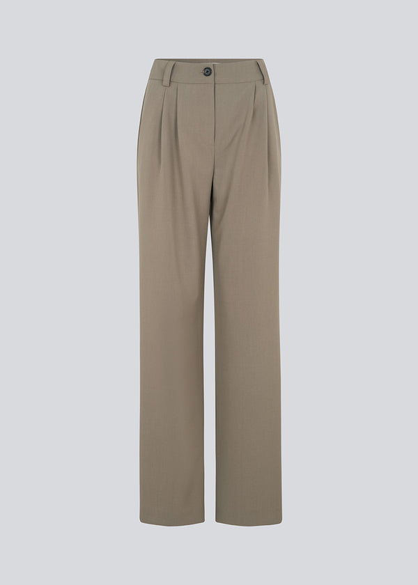 Bukser med afslappet pasform i den populære farve: Spring Stone. AnkerMD wide pants har almindelig talje med læg foran og brede, lange ben. Dekorative paspolerede lommer bagpå og sidelommer.