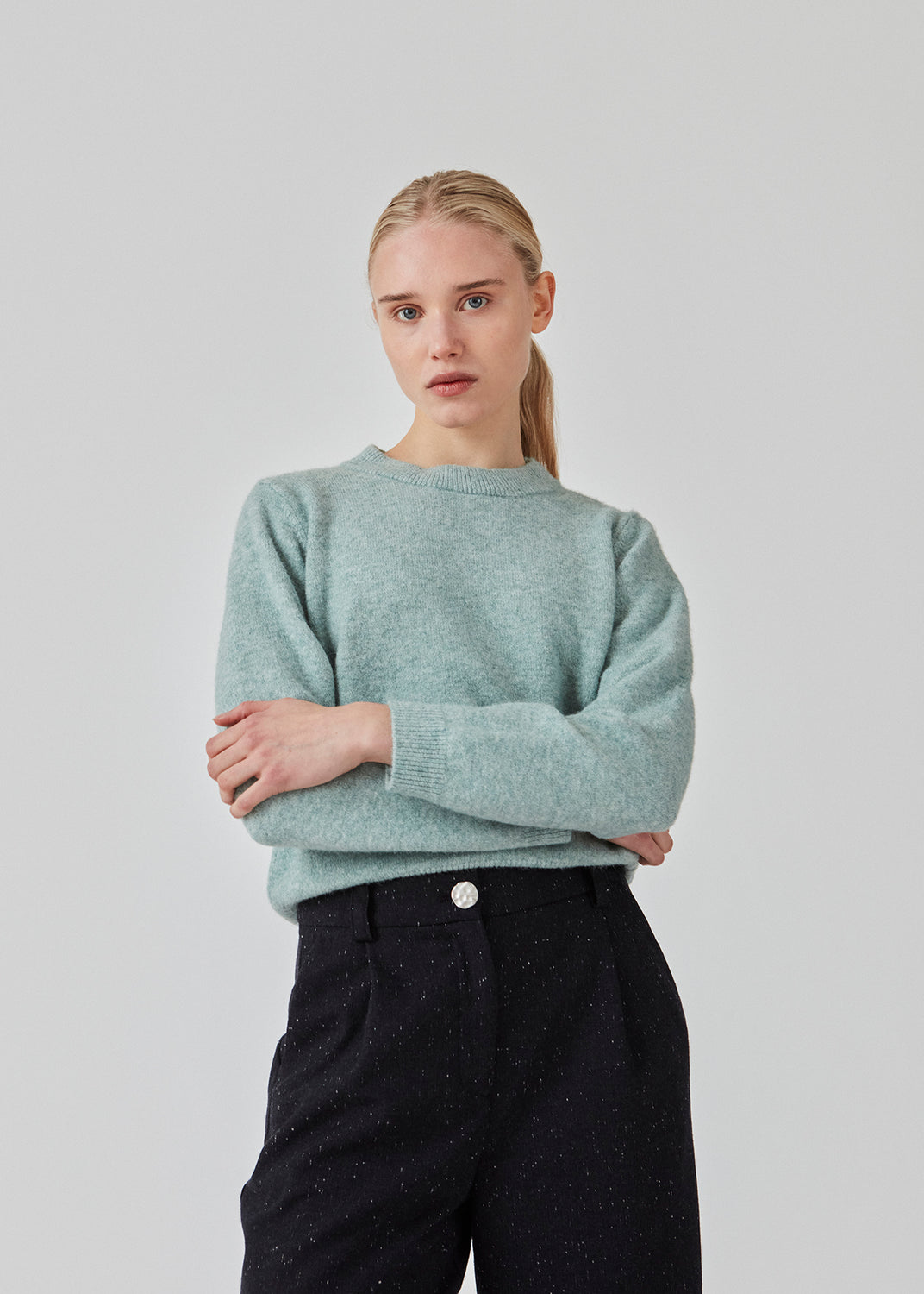 Fintstrikket trøje i lyseblå i en mere ansvarlig kvalitet. AnnaMD o-neck har en smal pasform med lange ærmer og rund hals. Ribkant i halsen, ærmegab og kant forneden. Modellen er 177 cm og har en størrelse S/36 på.
