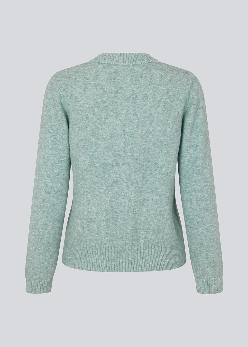 Fintstrikket trøje i lyseblå i en mere ansvarlig kvalitet. AnnaMD o-neck har en smal pasform med lange ærmer og rund hals. Ribkant i halsen, ærmegab og kant forneden. Modellen er 177 cm og har en størrelse S/36 på.
