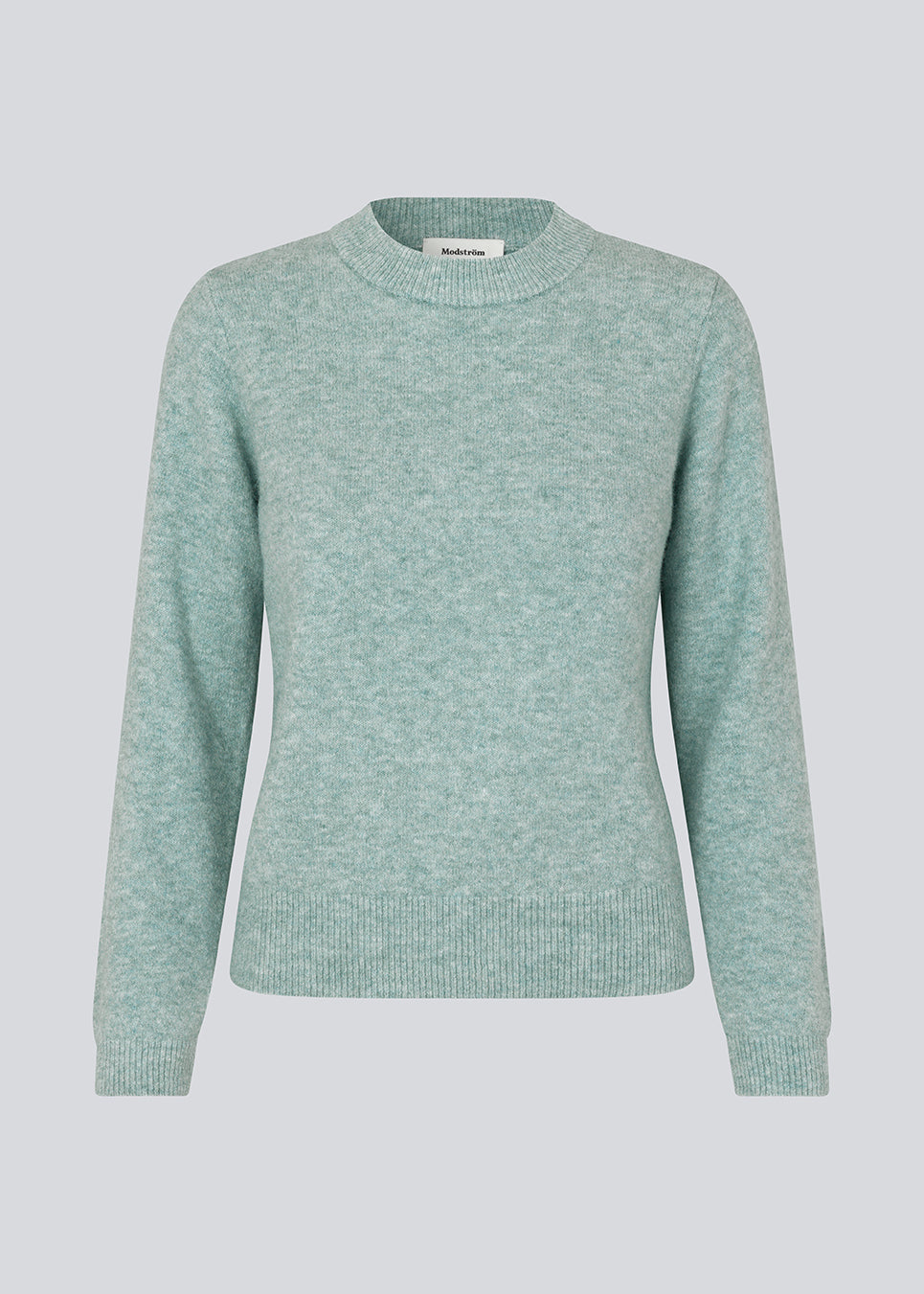 Fintstrikket trøje i lyseblå i en mere ansvarlig kvalitet. AnnaMD o-neck har en smal pasform med lange ærmer og rund hals. Ribkant i halsen, ærmegab og kant forneden. Modellen er 177 cm og har en størrelse S/36 på.