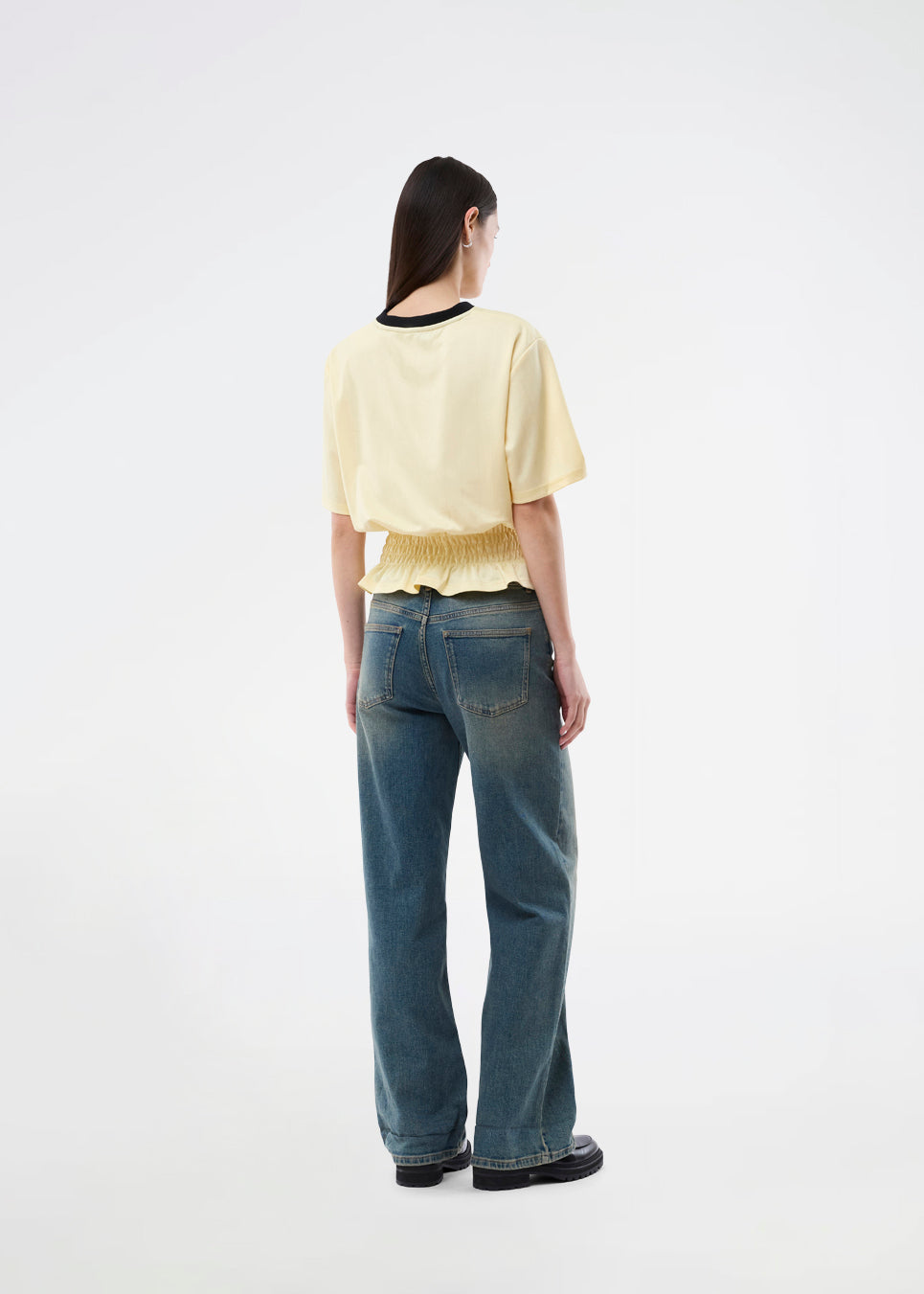 T-shirt med Brasilien-logo og scrunch i taljen. AnsgarMD T-Shirt har kontrastkant i rund halsudskæring, korte ærmer og flæsebund. En feminin og moderne t-shirt, perfekt til afslappede og stilfulde hverdagslooks.
