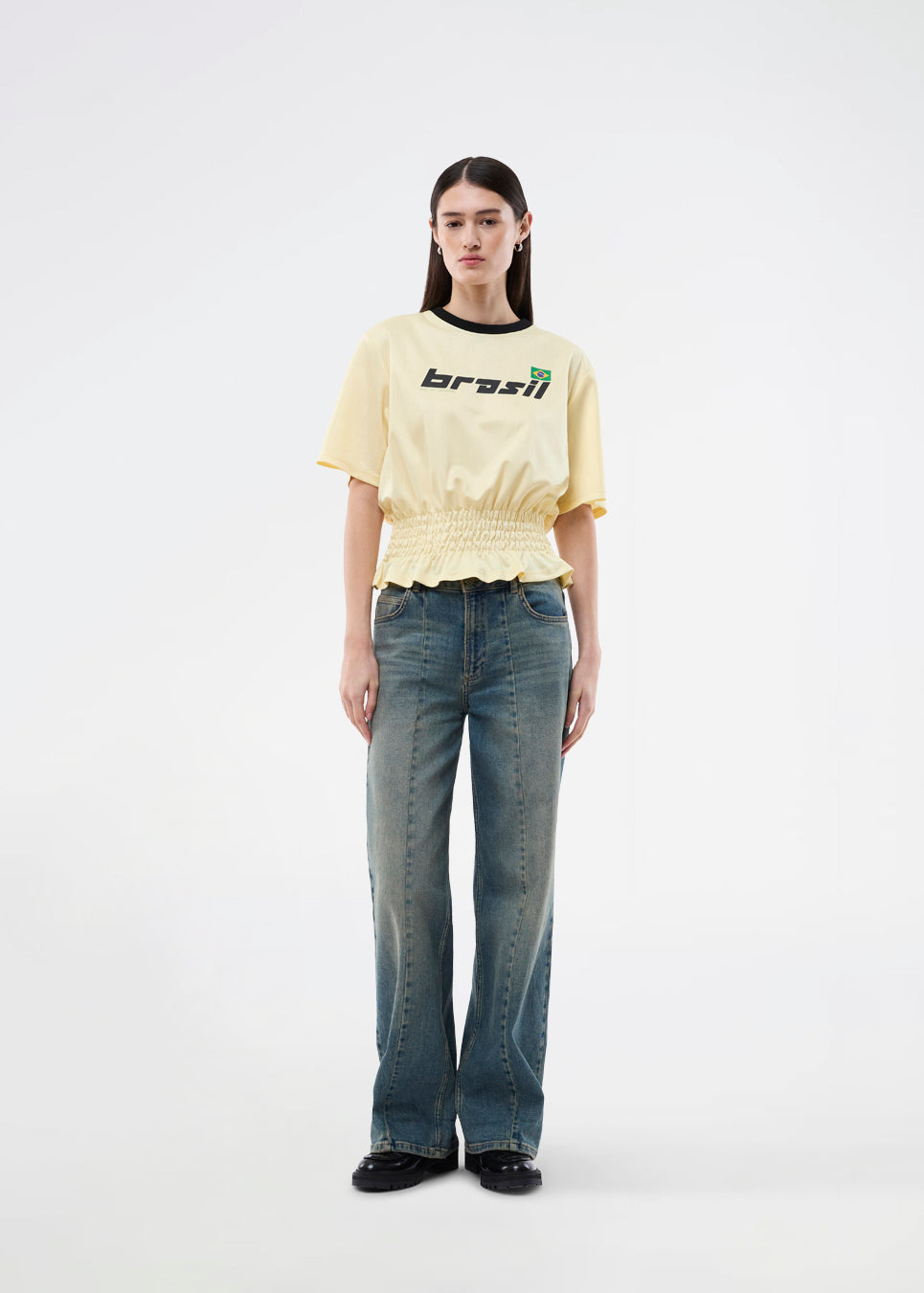 T-shirt med Brasilien-logo og scrunch i taljen. AnsgarMD T-Shirt har kontrastkant i rund halsudskæring, korte ærmer og flæsebund. En feminin og moderne t-shirt, perfekt til afslappede og stilfulde hverdagslooks.
