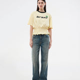 T-shirt med Brasilien-logo og scrunch i taljen. AnsgarMD T-Shirt har kontrastkant i rund halsudskæring, korte ærmer og flæsebund. En feminin og moderne t-shirt, perfekt til afslappede og stilfulde hverdagslooks.