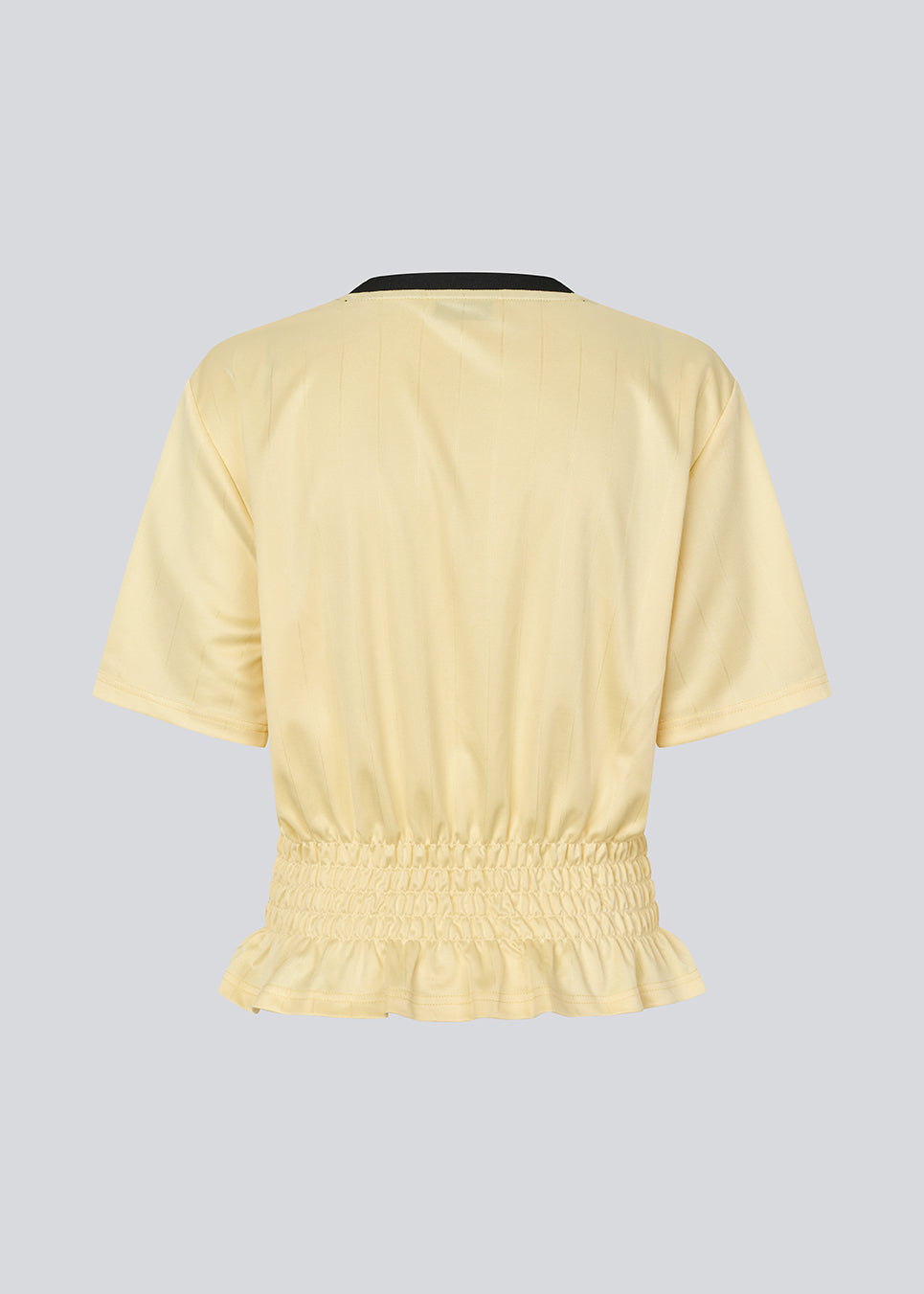 T-shirt med Brasilien-logo og scrunch i taljen. AnsgarMD T-Shirt har kontrastkant i rund halsudskæring, korte ærmer og flæsebund. En feminin og moderne t-shirt, perfekt til afslappede og stilfulde hverdagslooks.