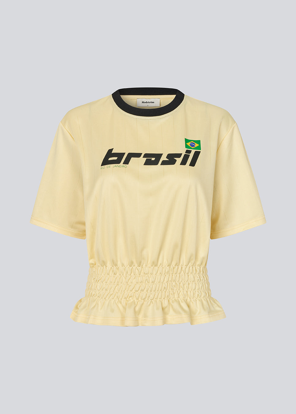 T-shirt med Brasilien-logo og scrunch i taljen. AnsgarMD T-Shirt har kontrastkant i rund halsudskæring, korte ærmer og flæsebund. En feminin og moderne t-shirt, perfekt til afslappede og stilfulde hverdagslooks.