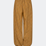Ballonbukser med print. ApricotMD Print Pants er fremstillet i 100% økologisk bomuld og designet med lommer samt elastikbånd i taljen og ved anklerne. Et moderne og komfortabelt valg til både hverdag og afslappede looks.