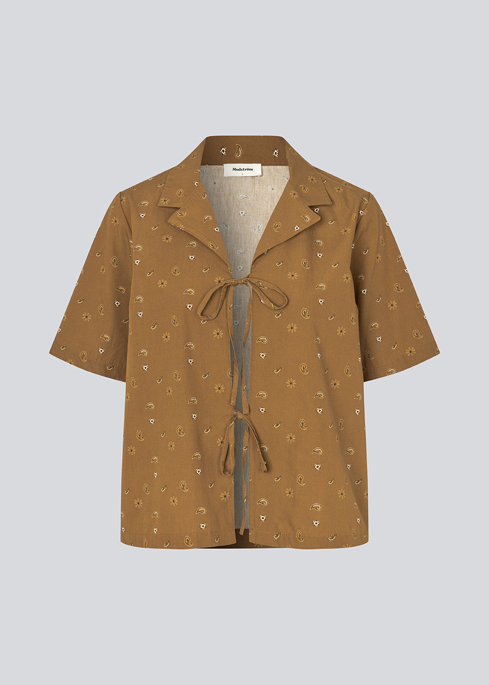 Kortærmet skjorte med unikt print. ApricotMD Print Shirt er designet med krave og bindelukninger foran og fremstillet i 100% økologisk bomuld. En let og moderne skjorte, perfekt til sommerlige og afslappede looks.