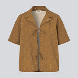 Kortærmet skjorte med unikt print. ApricotMD Print Shirt er designet med krave og bindelukninger foran og fremstillet i 100% økologisk bomuld. En let og moderne skjorte, perfekt til sommerlige og afslappede looks.