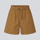 Behagelige shorts med print. ApricotMD Print Shorts er fremstillet i 100% økologisk bomuld og har et løst, langt snit med justerbar talje. Perfekte til afslappede sommerlooks med et feminint touch.