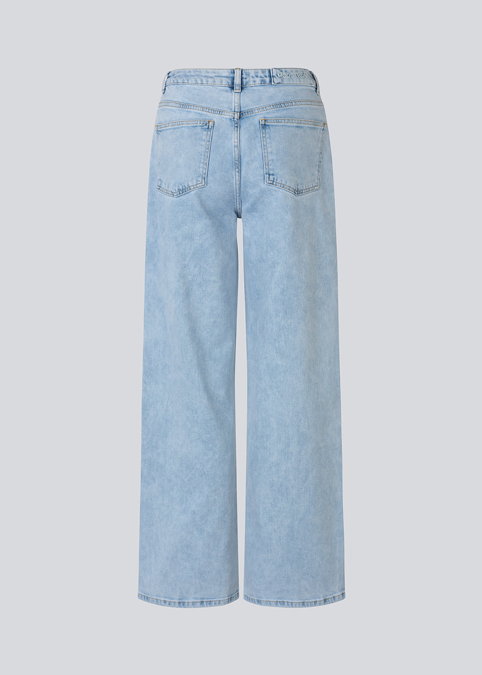 Cool jeans med syningsdetaljer. AprilMD Jeans har klassiske detaljer som lommer, bæltestropper samt knap- og lynlåslukning i gylpen. Et moderne og stilfuldt valg til hverdagslooks.