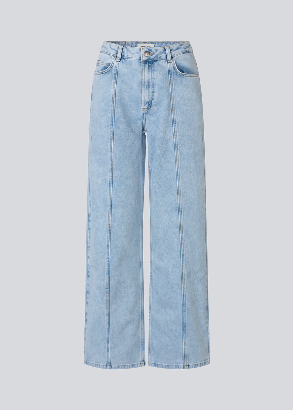 Cool jeans med syningsdetaljer. AprilMD Jeans har klassiske detaljer som lommer, bæltestropper samt knap- og lynlåslukning i gylpen. Et moderne og stilfuldt valg til hverdagslooks.
